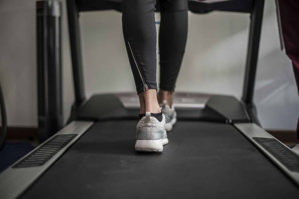 Comment choisir un tapis pour délimiter un espace de vie dans un salon ouvert?